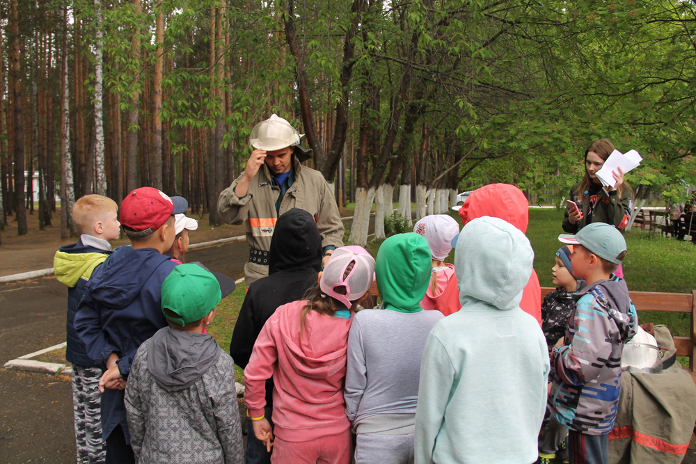 Полицейские, пожарные и врачи, лечащие наркоманов, в загородных лагерях общались с детьми о безопасности при ЧС. Говорят, так будет все лето