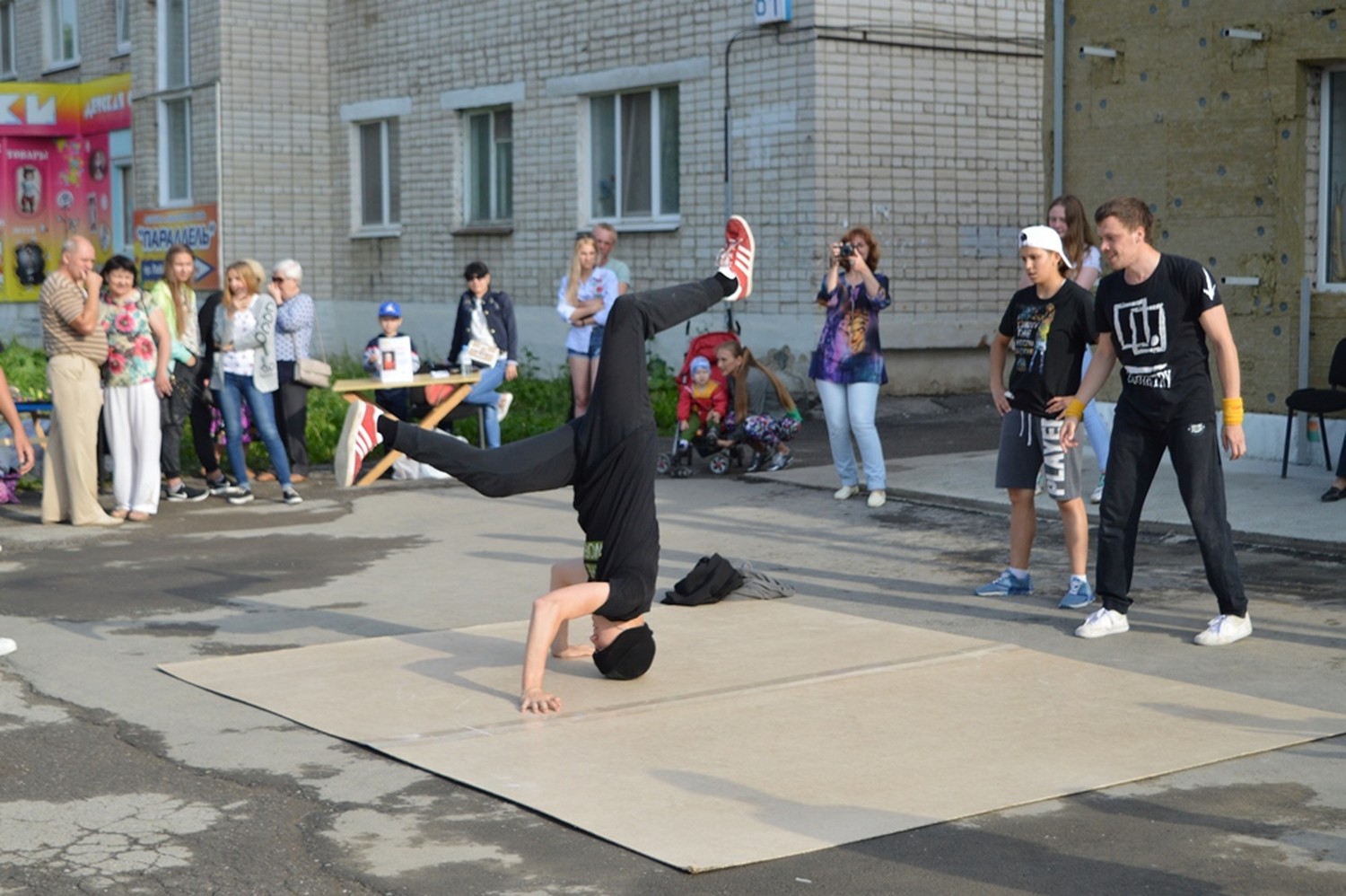 Акция по профилактике ВИЧ, обереги и куклы, мастер-класс по «бачате» и брейк-данс. В Каменске-Уральском прошла выставка-продажа «Арт-Посад»