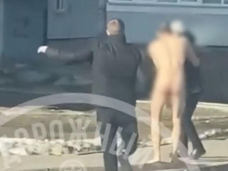 В Ленобласти голый мужчина напал на женщину посреди улицы | Под Санкт-Петербургом голый мужчина набросился на женщину