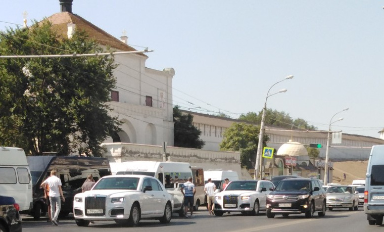 «Президентский» лимузин Aurus впервые попал в ДТП. ВИДЕО