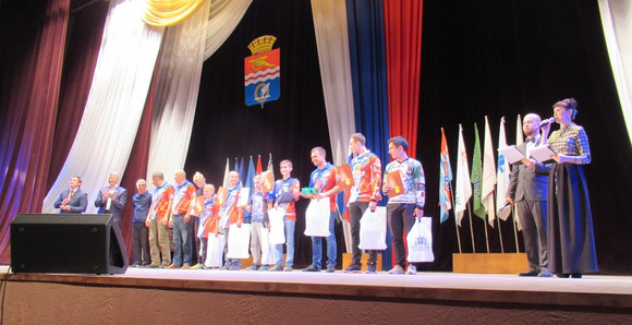 «Торжественный момент. На самом деле» - мэр Каменска-Уральского поздравил сильнейших гонщиков планеты, выступающих за Каменск-Уральский