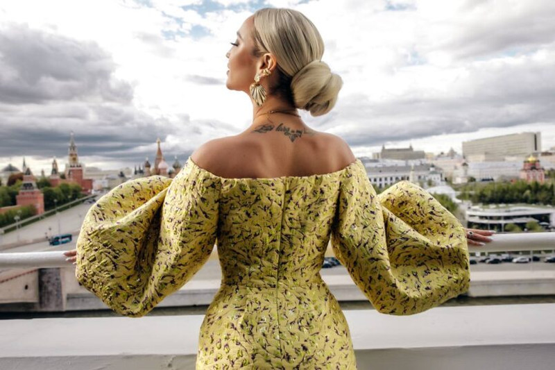 Бузова разгружает грузовики в Донецкой республике