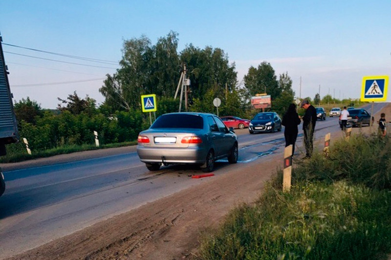 Fiat Albea въехал в Chevrolet Lanos перед пешеходником в пос. Мартюш под Каменском-Уральским. К счастью, пострадало только железо