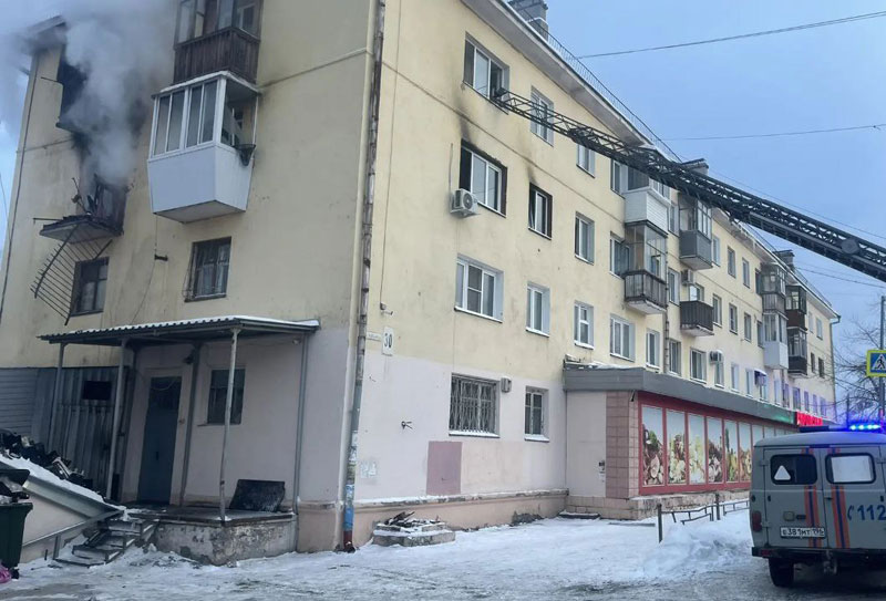 Взрыв газа и пожар произошли в жилом доме в Первоуральске | В Первоуральске после взрыва газа загорелись три квартиры
