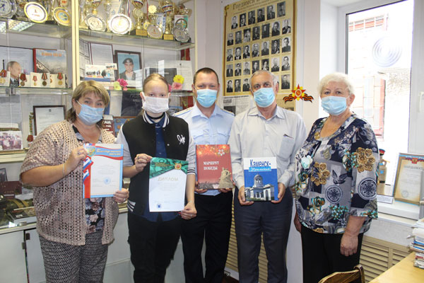 «Вызывает гордость». Полицейские наградили каменскую школьницу за победу в областном конкурсе детского рассказа «В строю Бессмертного полка»