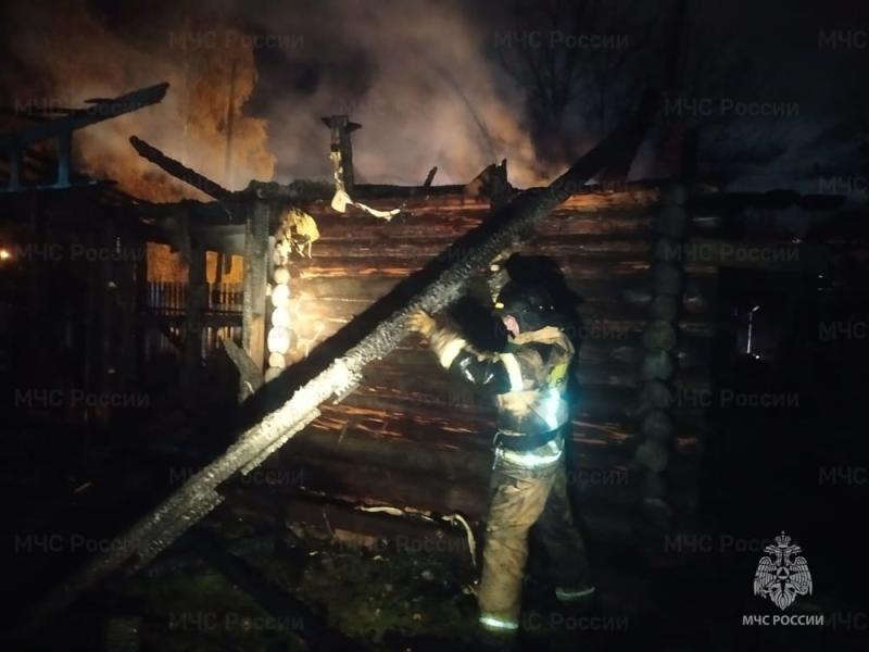 Пожар в деревне Волкова Каменска-Уральского уничтожил часть дома | В Каменске-Уральском ночью тушили пожар в частном доме