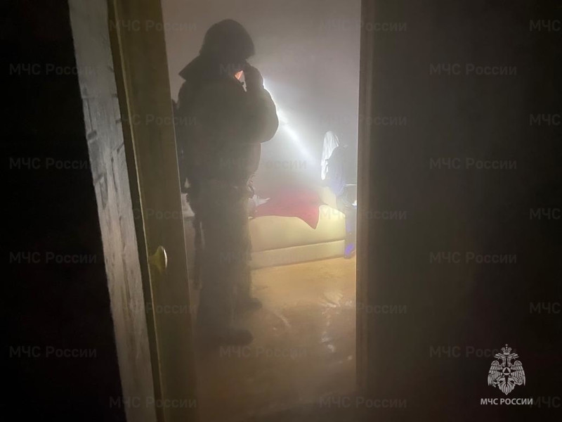 В Каменске-Уральском из горящей квартиры спасли человека