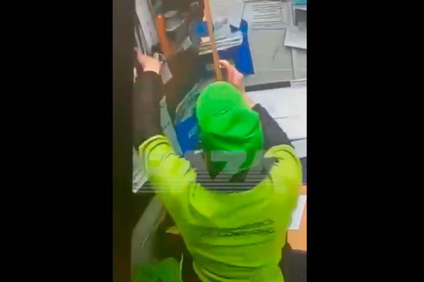 В Москве продавец украл из магазина свыше 100 тысяч рублей ради ставок