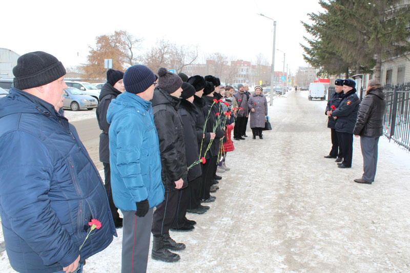 Память Анатолия Челекова, погибшего на Северном Кавказе, почтили в Каменске-Уральском. Оказывается, дети идут по его стопам — служат в МВД