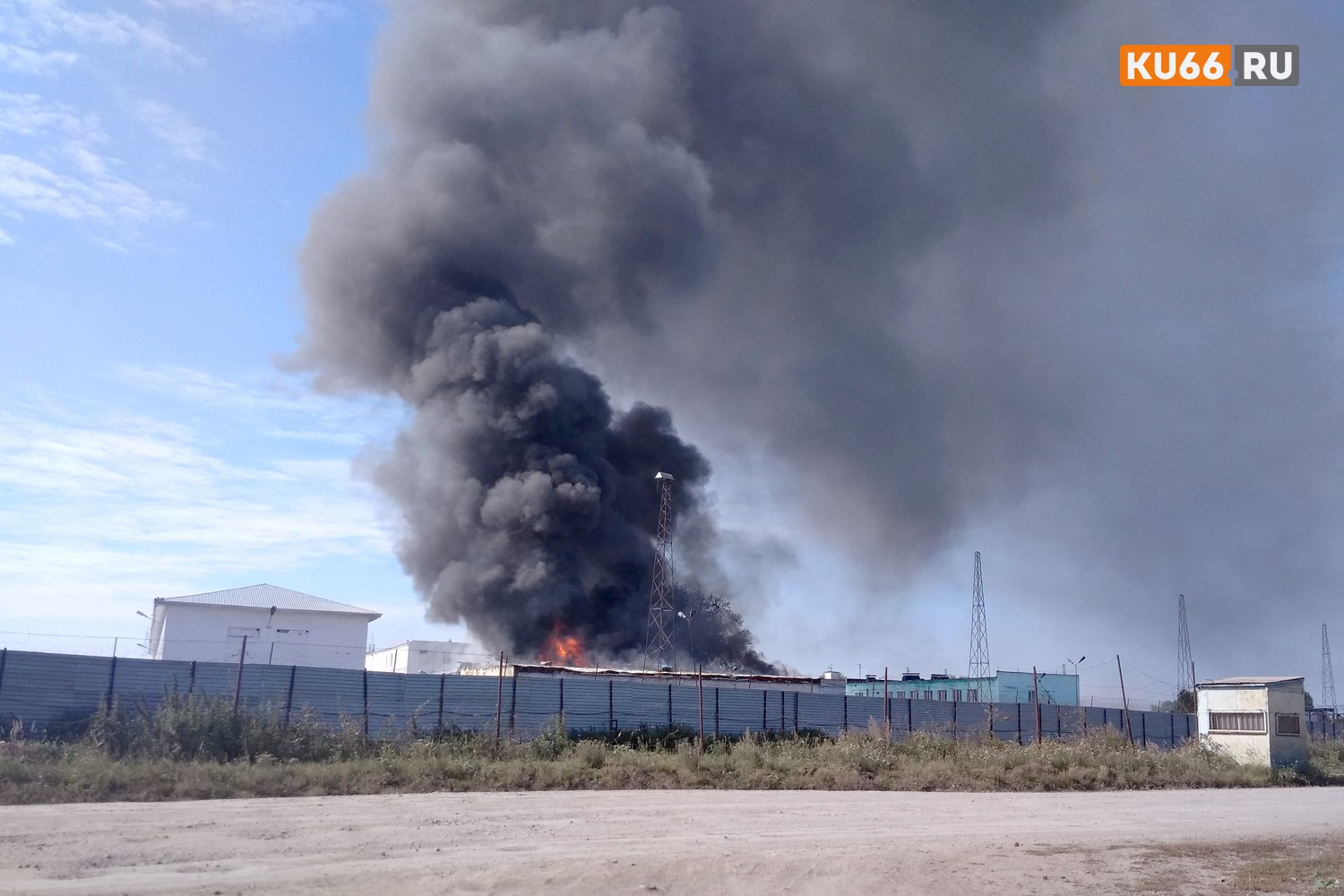 Сильное возгорание в исправительной колонии №47 в Каменске-Уральском: говорят, горит столовая, дым виден из разных концов города