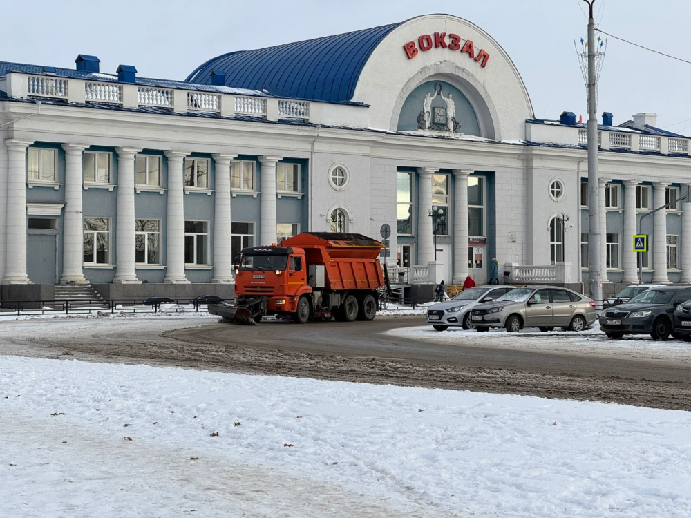 В Каменске-Уральском продолжают бороться с последствиями снегопадов | Дорожники Каменска-Уральского устраняют последствия снегопадов