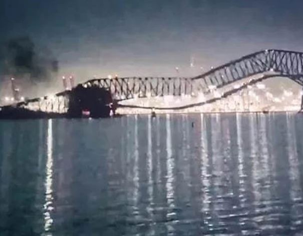 Автомобили падали в воду один за другим: В США обрушился мост | В США обрушился автомобильный мост