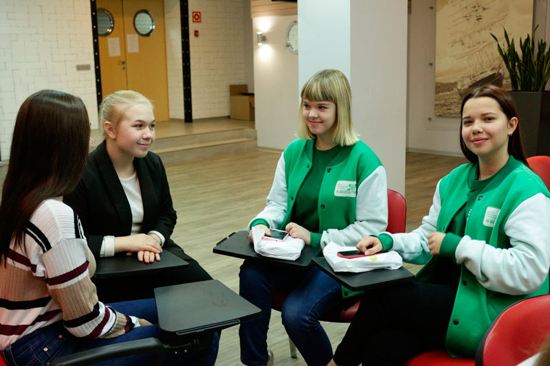 Говорили о пути к успеху, учились «держать себя в руках». Волонтеры из Каменска в Екатеринбурге участвовали в межмуниципальном проекте