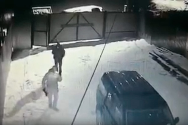 В Каменске-Уральском злоумышленники напали на дом известного юриста — напугали дочку, сняли номера с автомобиля и выкрикивали угрозы