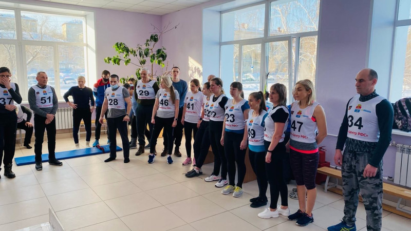 Нормативы ГТО сдавали взрослые участники в Каменске-Уральском — детей из-за коронавирусных ограничений не допустили для сдачи нормативов