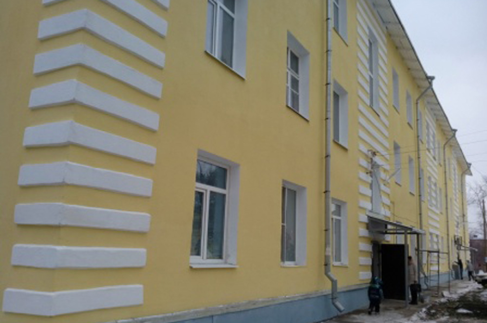 В Каменске-Уральском десяток домов обрел посвежевший вид: здесь покрасили фасады, заменили окна и двери, отремонтировали каждое крыльцо
