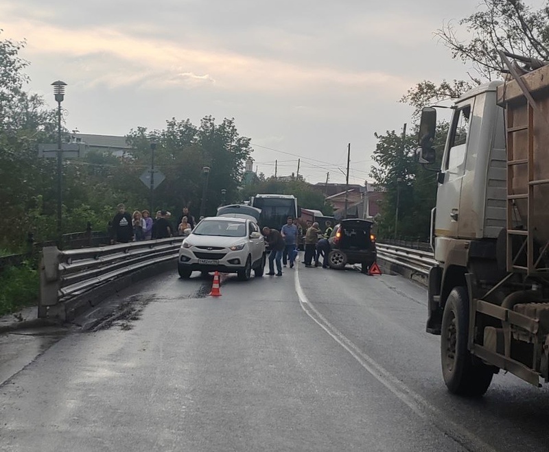 ДТП в старом Каменске: движение временно перекрыто, изменен маршрут автобусов | В старой части Каменска-Уральского временно перекрыто движение из-за аварии ДТП в старом Каменске: движение временно перекрыто, изменен маршрут автобусов | В старой части Каменска-Уральского временно перекрыто движение из-за аварии
