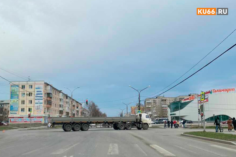 «Зазевавшийся» Datsun влетел в Камаз на пр. Победы в Каменске-Уральском: рассказываем в подробностях, что здесь произошло