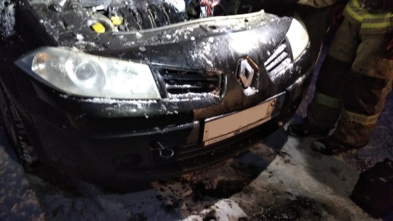 В селе под Каменском-Уральским вечером вспыхнул Renault Megane: пока спасатели ехали на вызов, местные жители потушили сами! В селе под Каменском-Уральским вечером вспыхнул Renault Megane: пока спасатели ехали на вызов, местные жители потушили сами!