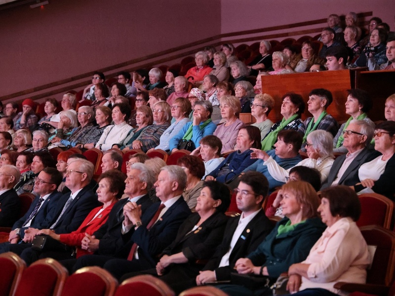 Поздравьте тех, кто строил город: Каменск-Уральский отметил День пожилого человека | В Каменске-Уральском отметили День пожилого человека концертом и награждением