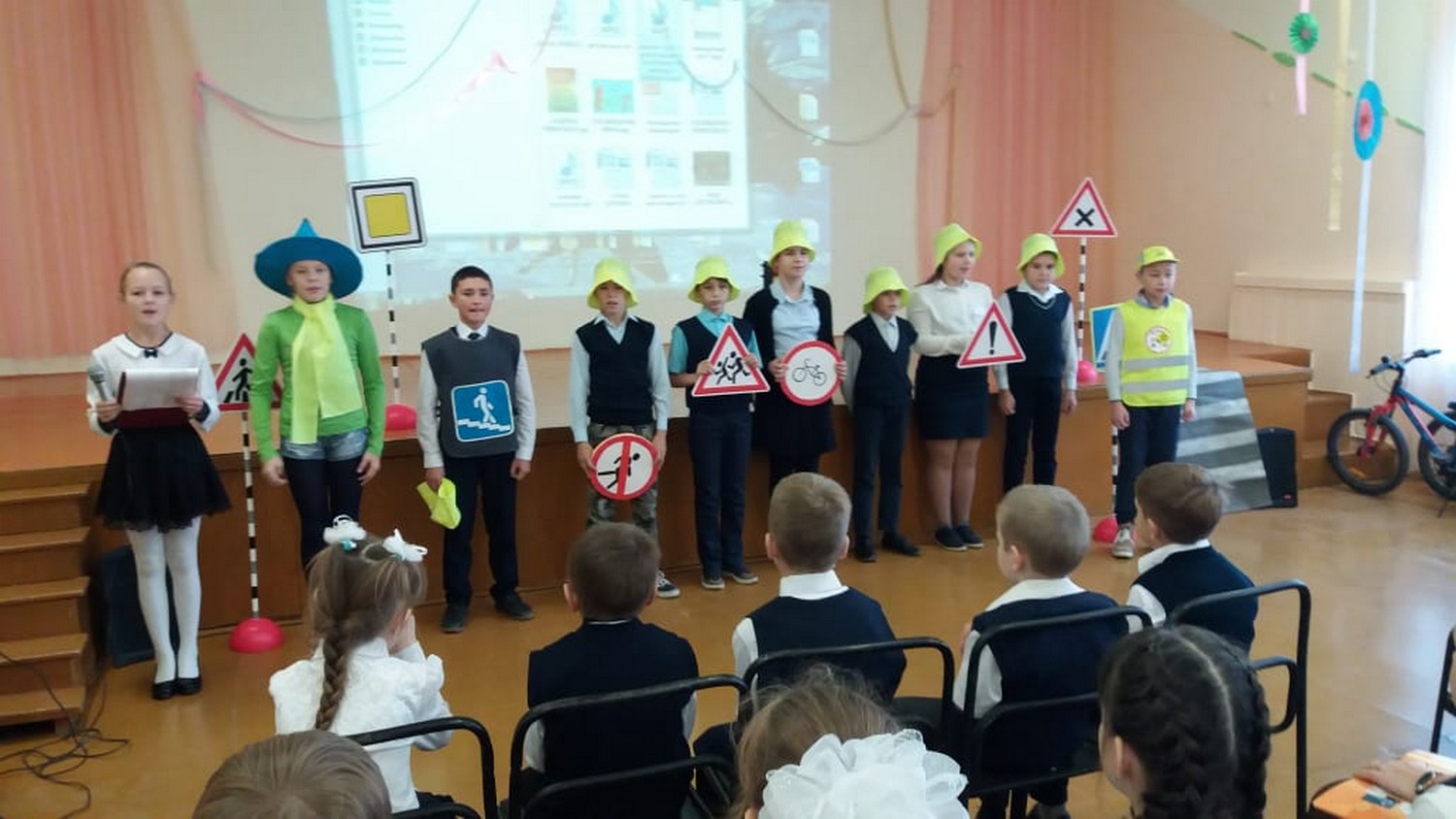 Каменские первоклашки торжественно поклялись соблюдать ПДД – в день «посвящения» в пешеходы читали стихи и отвечали на вопросы