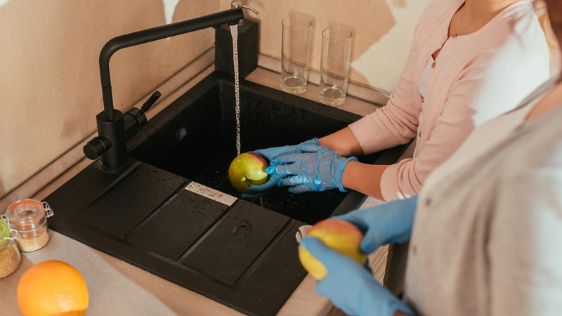 Опрос: 40% американцев моют фрукты отбеливателем для защиты от COVID