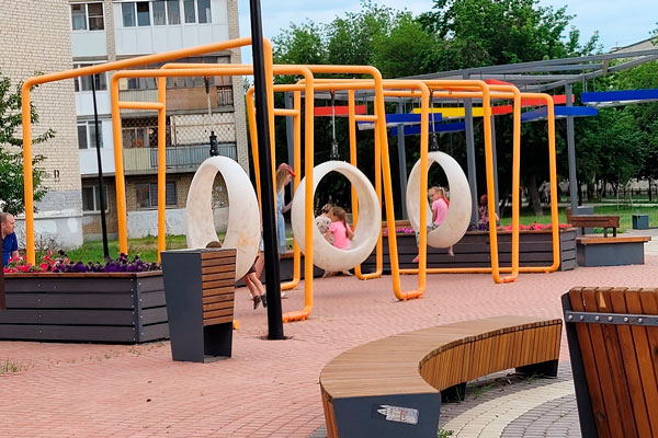 В Каменске-Уральском строители восстановили качели на аллее по улице Тевосяна