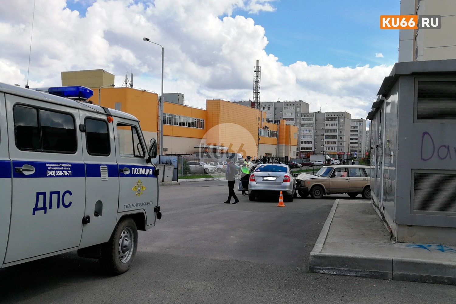 Skoda и вазовская "четверка" не поделили дорогу во дворе дома по ул. Суворова в Каменске, потеряв время на оформление ДТП