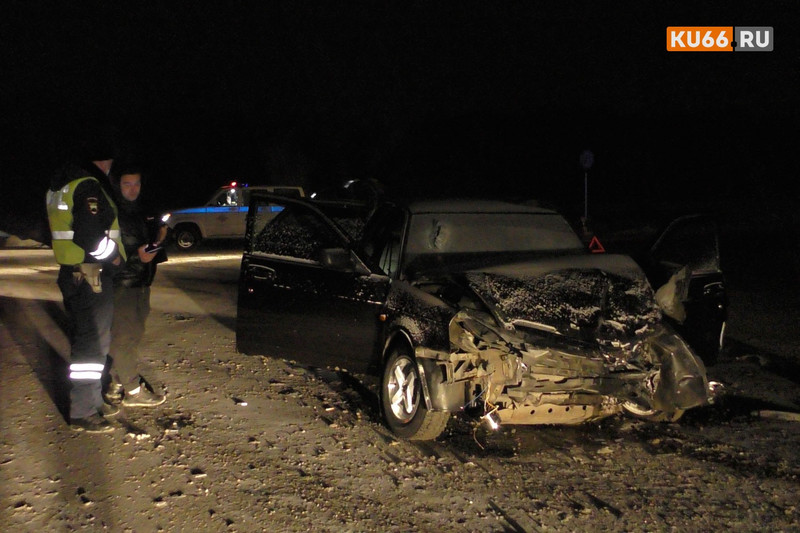 На трассе под Каменском-Уральским в столкновении Volkswagen Polo и Lada 217030 пострадали 2 человека. На место выезжали спасатели МЧС