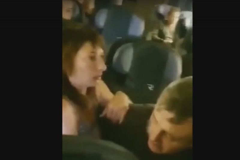 Пассажиры самолета Москва — Владивосток занялись сексом у всех на глазах Пассажиры самолета Москва — Владивосток занялись сексом у всех на глазах