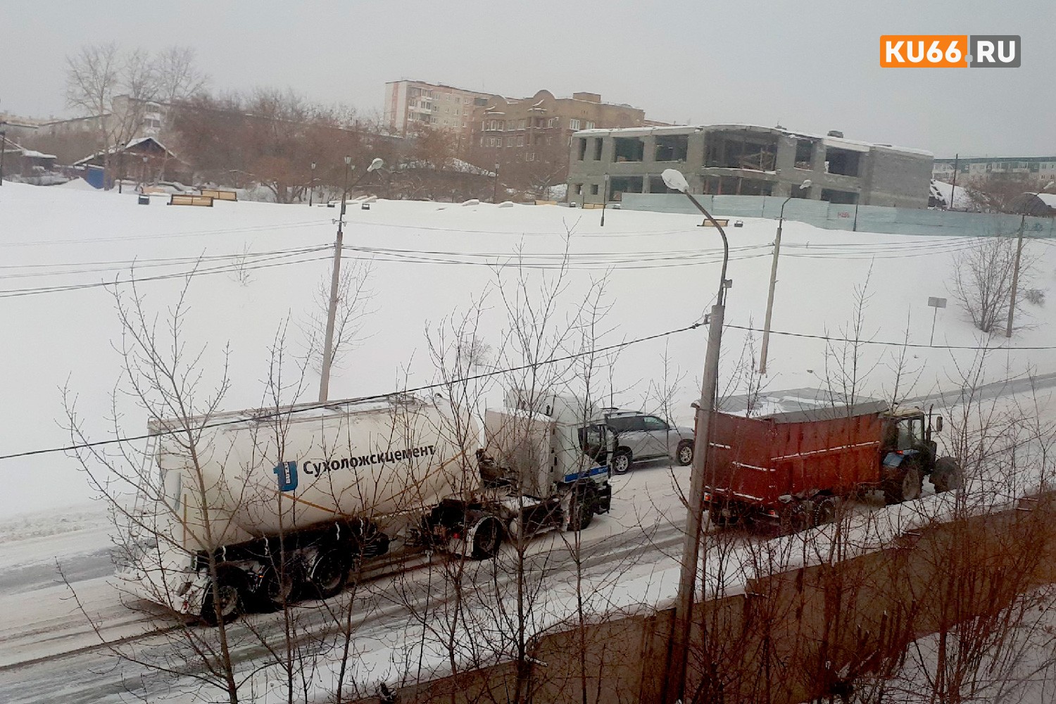 Из-за снегопада движение по Каменску-Уральскому парализовано. Чтобы спасти ситуацию, в ГИБДД решили не пускать большегрузы в город