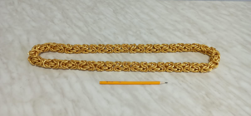 Пассажира с четырехкилограммовой золотой цепью задержали кольцовские таможенники