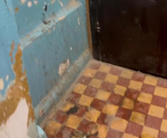 «Вонища невыносимая!»: в Каменске-Уральском нашли «подъезд-туалет» | В Каменске-Уральском пожаловались на «подъезд-туалет»