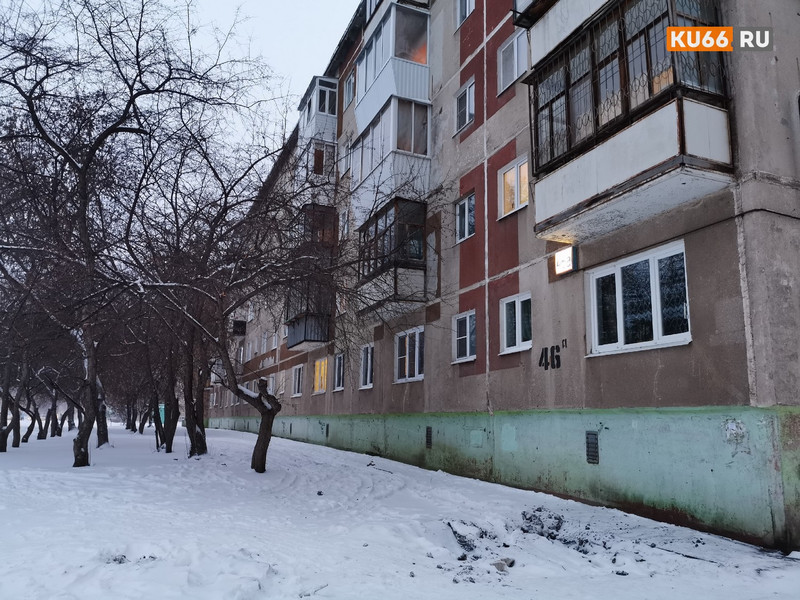 Из окна дома по ул. Калинина в Каменске-Уральском выпал мужчина в наркотическом опьянении. Сломал позвоночник. Врачи борются за его жизнь