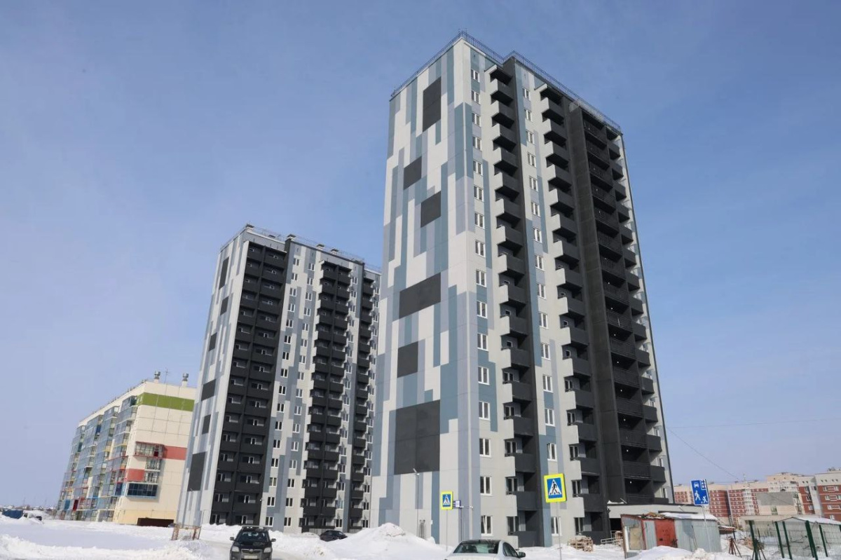 В Каменске-Уральском 128 детей-сирот получили квартиры в новой шестнадцатиэтажке | 128 детей-сирот в Каменске-Уральском получили ключи от новых квартир