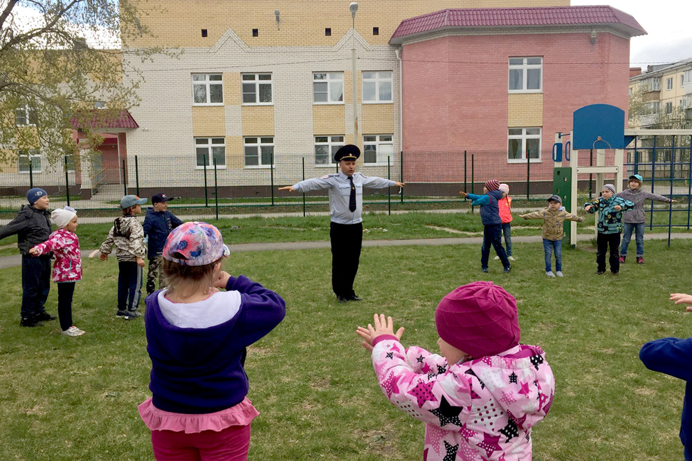 Вот так «зарядка со стражем порядка»! «Гость в погонах» заставил малышей в детсаде в Каменске-Уральском прыгать, бегать и приседать