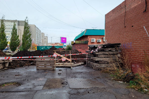 Тепло включили, а о горячей пока можно забыть. Жители целого микрорайона второй день из-за аварии живут без воды