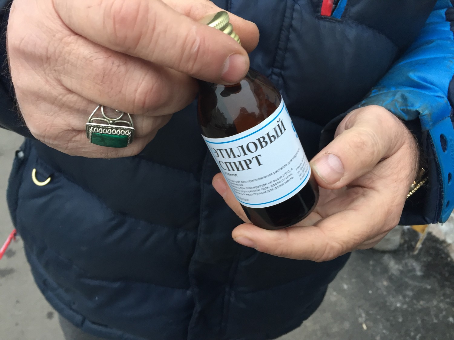 В ларьке на ул. Алюминиевой в Каменске-Уральском женщина торговала «фунфыриками» со спиртом и подозрительными сигаретами