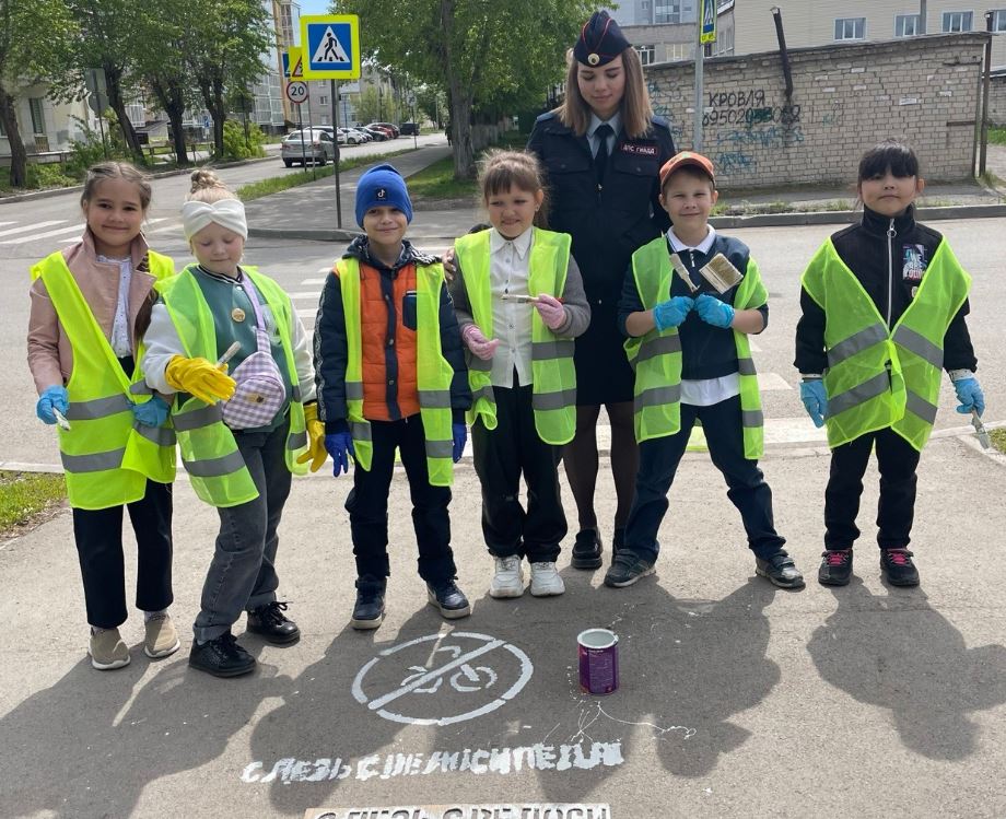 Дети Каменска-Уральского начертили на дорогах полезные надписи | Уральские дети начертили на дорогах полезные надписи