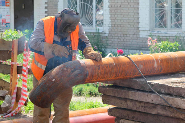 Синарцы остаются без горячей воды минимум до выходных: как в Каменске-Уральском продолжается работа по проведению опрессовок на сетях