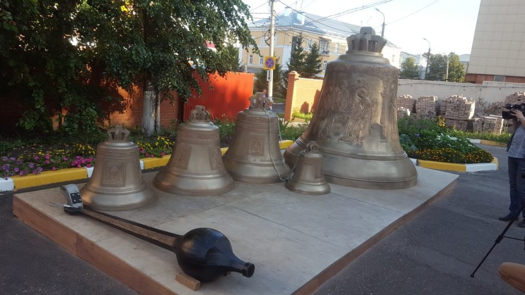 В женский монастырь Ульяновска из Каменска-Уральского доставили 11 новеньких колоколов, самый большой из которых весит аж восемь тонн В женский монастырь Ульяновска из Каменска-Уральского доставили 11 новеньких колоколов, самый большой из которых весит аж восемь тонн