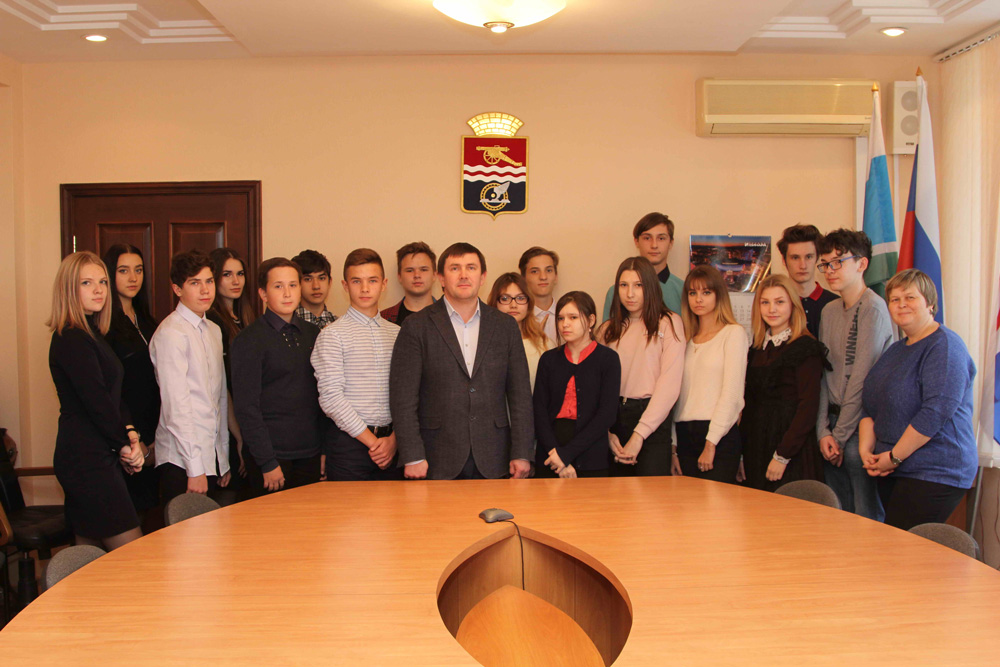 Школьники заглянули в кабинет мэра Каменска-Уральского и услышали от него: «Если за любимое дело получаешь зарплату – это успех жизни»