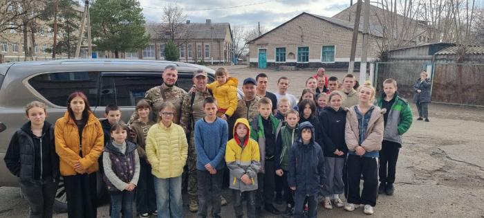 Каменские предприниматели доставили помощь в зону СВО и поддержали детей ЛНР | Трое предпринимателей из Каменска-Уральского доставили помощь в зону СВО и помогли детскому дому