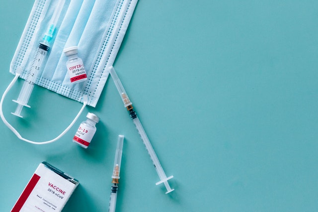 Общественники вспомнили Конституцию, объясняя: людей бесплатно обеспечивают вакциной. Их каменские коллеги: «Свобода передвижения — в руке!»