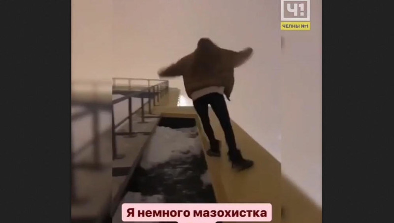 В Челнах девочка едва не упала с крыши 17-этажки, решив снять эффектное видео