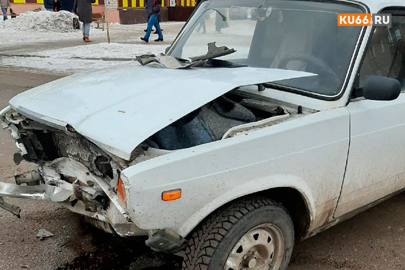 Пенсионер на вазовской семёрке устроил ДТП в Каменске-Уральском на ул. Октябрьская: резко вырулил на встречку и столкнулся с ВАЗ-2110