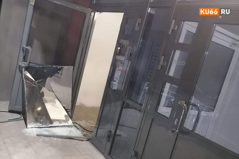 Ночью в Каменске-Уральском неизвестные разбили входную группу подъезда в жилом доме. Жители просят помощи в опознании вандалов