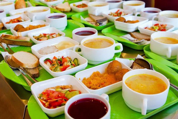 С 1 мая горячее питание в школах должно стать обязательным