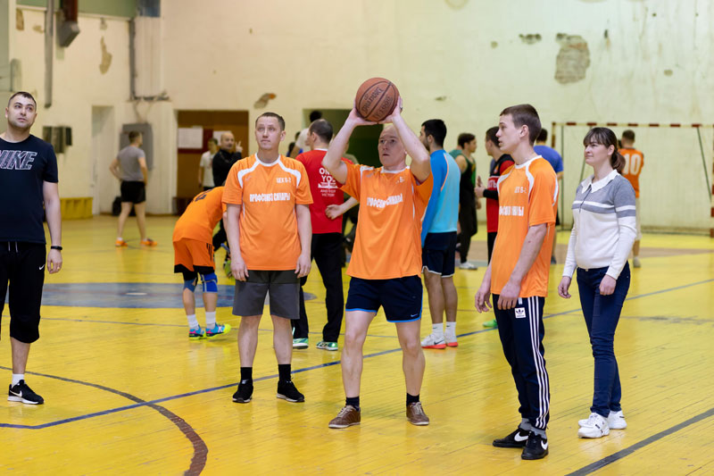 Переодеть тельняшку и пробежать, не уронив военную фуражку. На СинТЗ в Каменске-Уральском прошел спортивный праздник молодежи