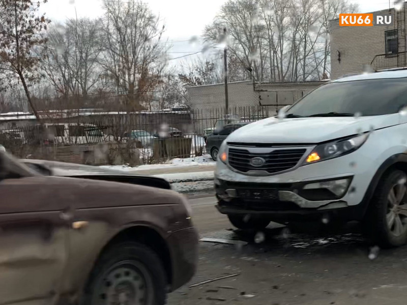 ДТП на перекрестке ул. 1-ой Синарской и Карла Маркса в Каменске-Уральском: столкнулись водители-ровесники на Kia Sportage и Лада Приора